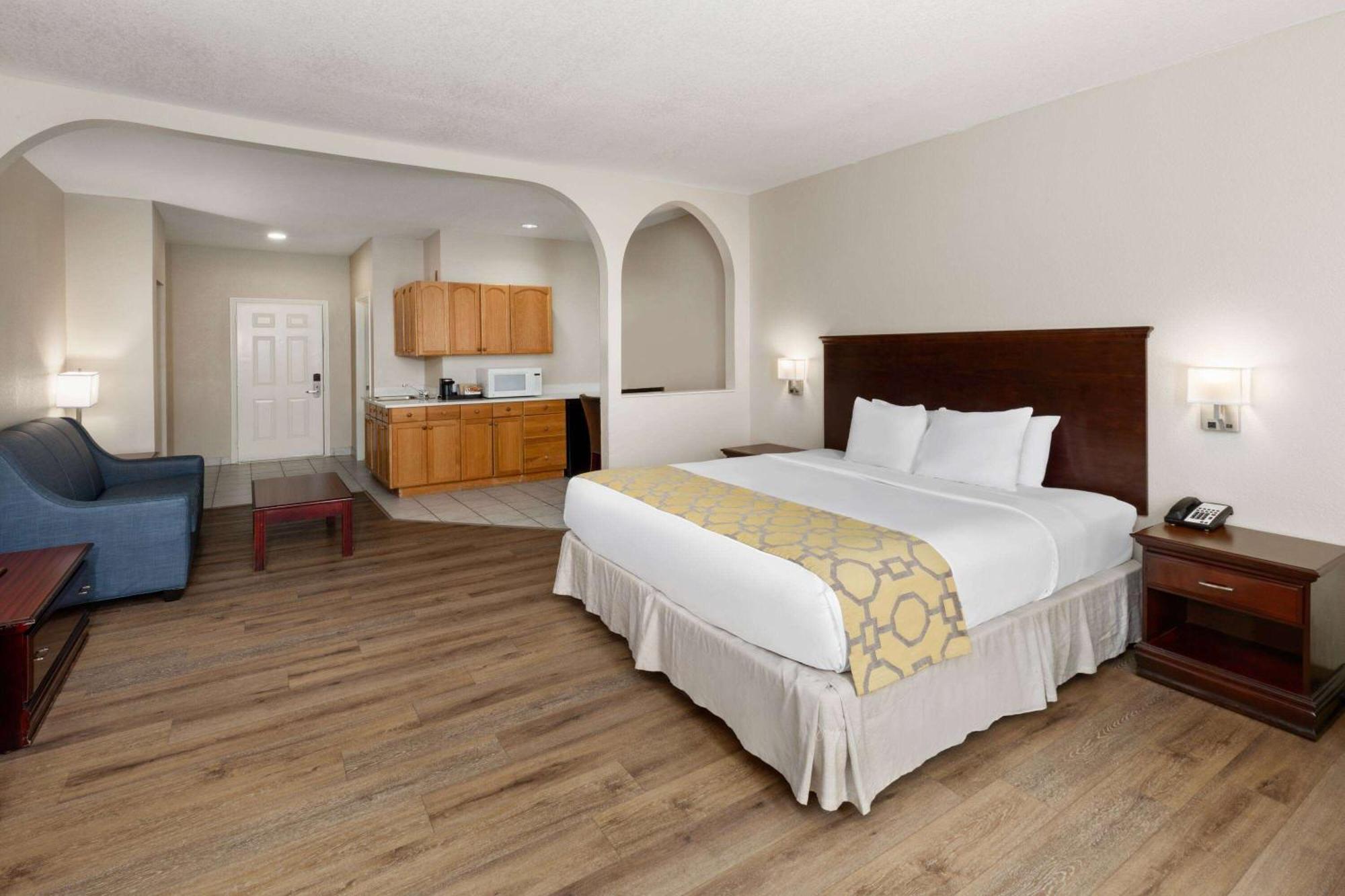 Baymont By Wyndham Houston Brookhollow Exterior photo