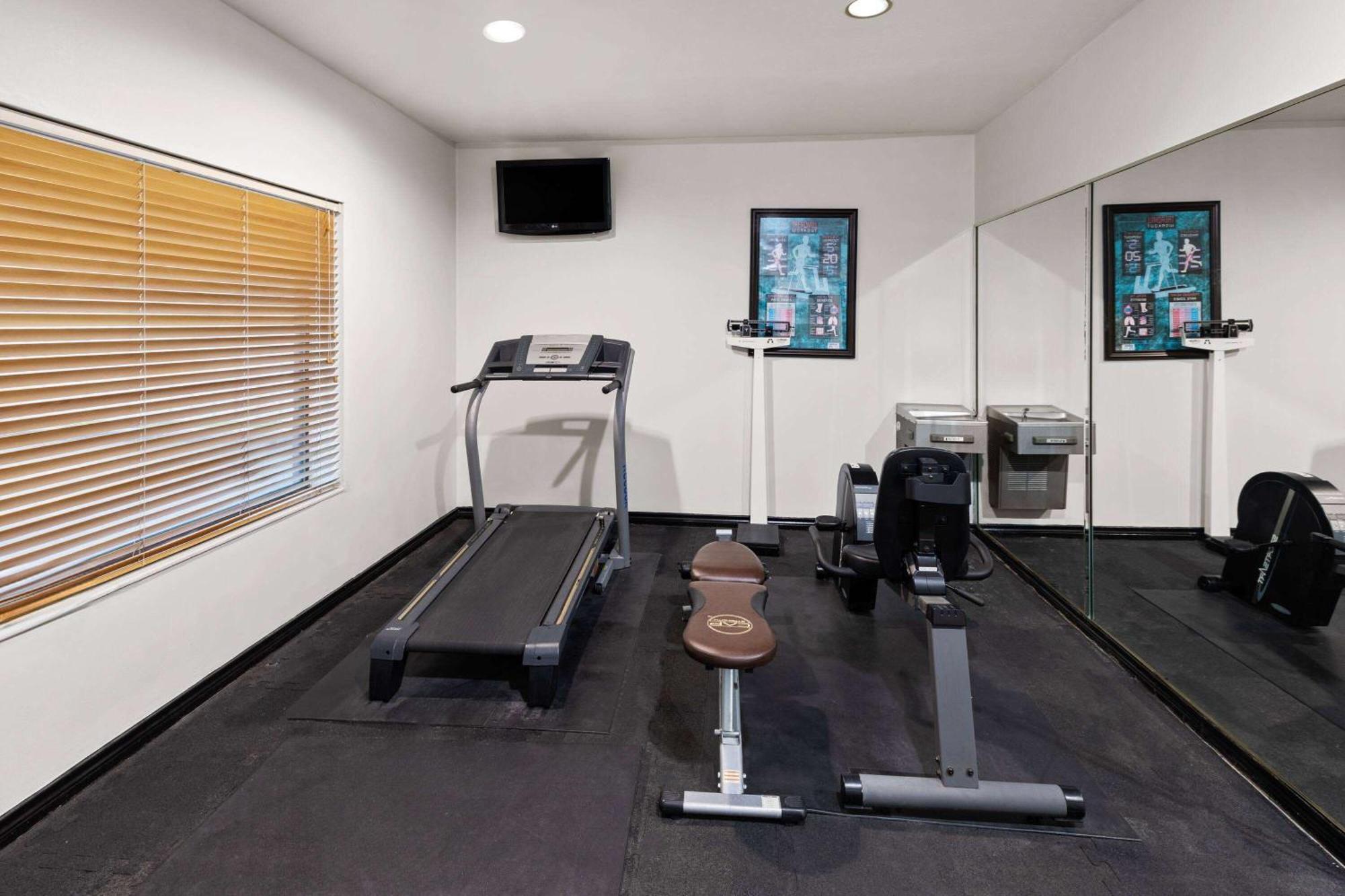 Baymont By Wyndham Houston Brookhollow Exterior photo