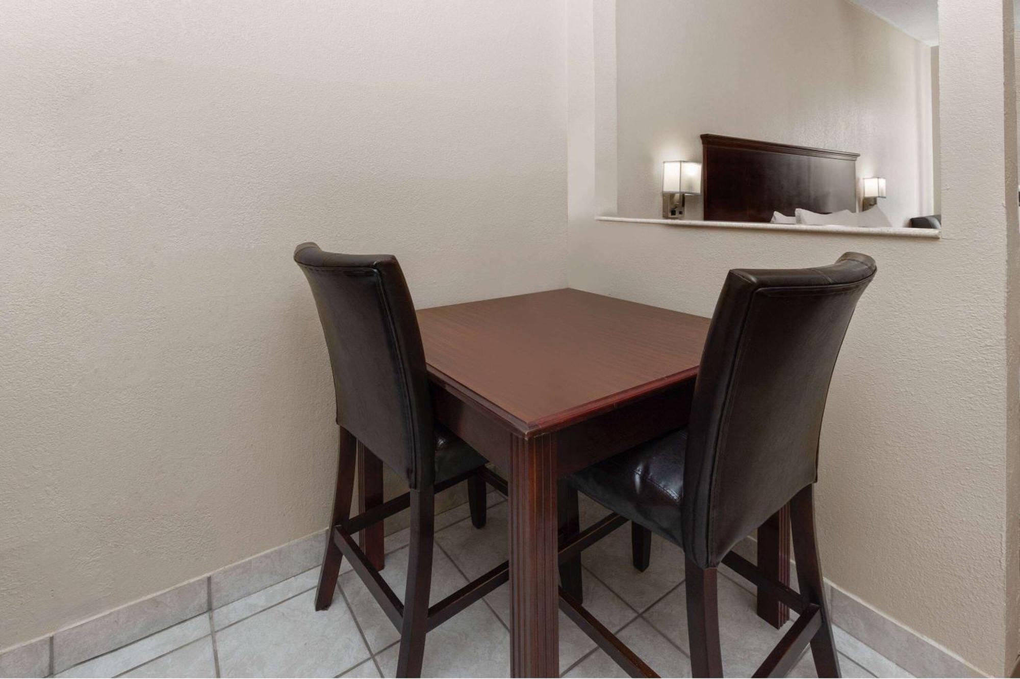 Baymont By Wyndham Houston Brookhollow Exterior photo